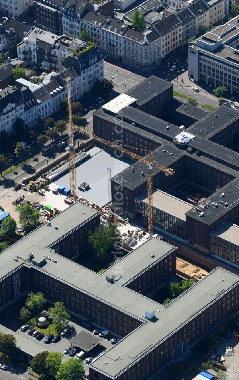 Düsseldorf from above - Redevelopment works at the police department and ministry for Bauen und Wohnen on Hubertusstrasse in Duesseldorf in the state of North Rhine-Westphalia