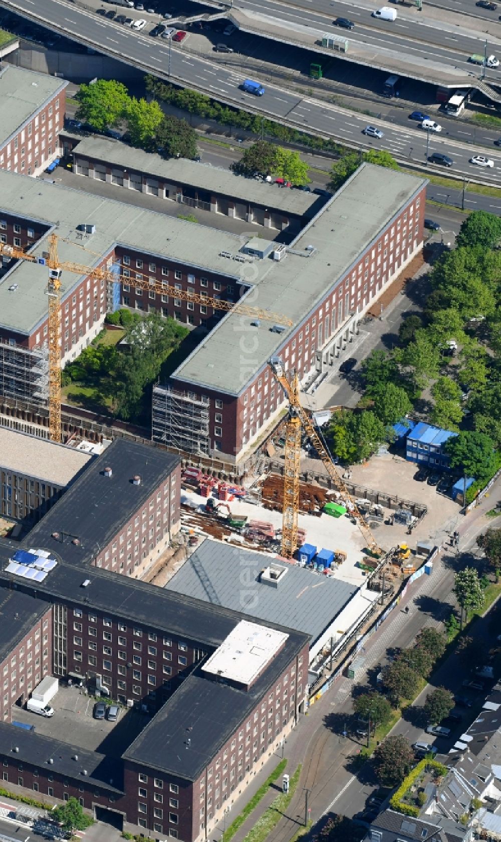 Aerial image Düsseldorf - Redevelopment works at the police department and ministry for Bauen und Wohnen on Hubertusstrasse in Duesseldorf in the state of North Rhine-Westphalia