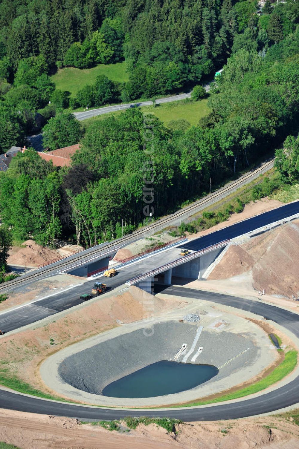 Aerial photograph Uslar - Baustelle der neuen Umgehungsstraße / Bundesstraße B241 mit neuen Brückenbauwerken / Talbrücke Volpriehausen nahe Uslar in Niedersachsen. Ein Projekt der EUROVIA. Construction site of the new circuitous road B241 with new bidges / viaduct Volpriehausen in the near of Uslar in Lower Saxony.