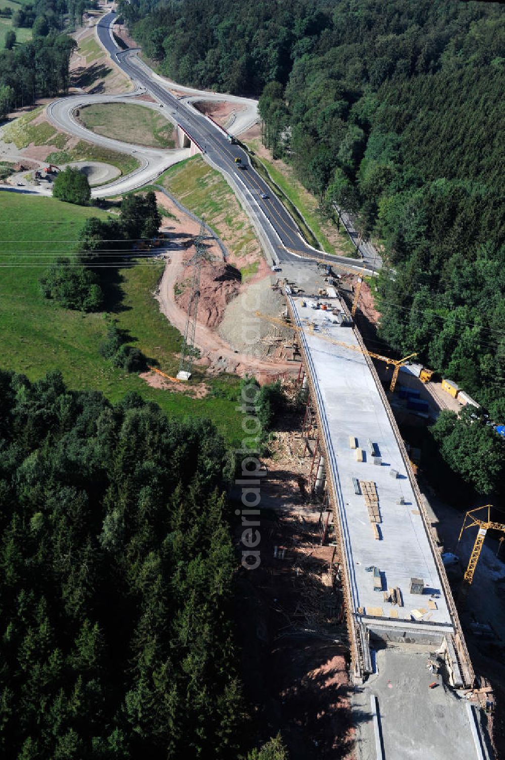 Uslar from the bird's eye view: Baustelle der neuen Umgehungsstraße / Bundesstraße B241 mit neuen Brückenbauwerken / Talbrücke Volpriehausen nahe Uslar in Niedersachsen. Ein Projekt der EUROVIA. Construction site of the new circuitous road B241 with new bidges / viaduct Volpriehausen in the near of Uslar in Lower Saxony.