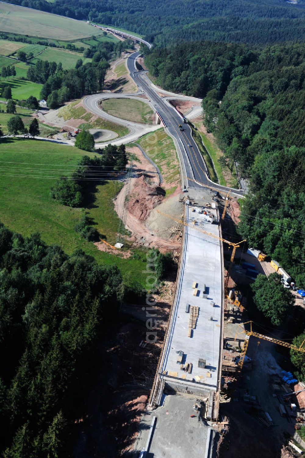 Aerial photograph Uslar - Baustelle der neuen Umgehungsstraße / Bundesstraße B241 mit neuen Brückenbauwerken / Talbrücke Volpriehausen nahe Uslar in Niedersachsen. Ein Projekt der EUROVIA. Construction site of the new circuitous road B241 with new bidges / viaduct Volpriehausen in the near of Uslar in Lower Saxony.