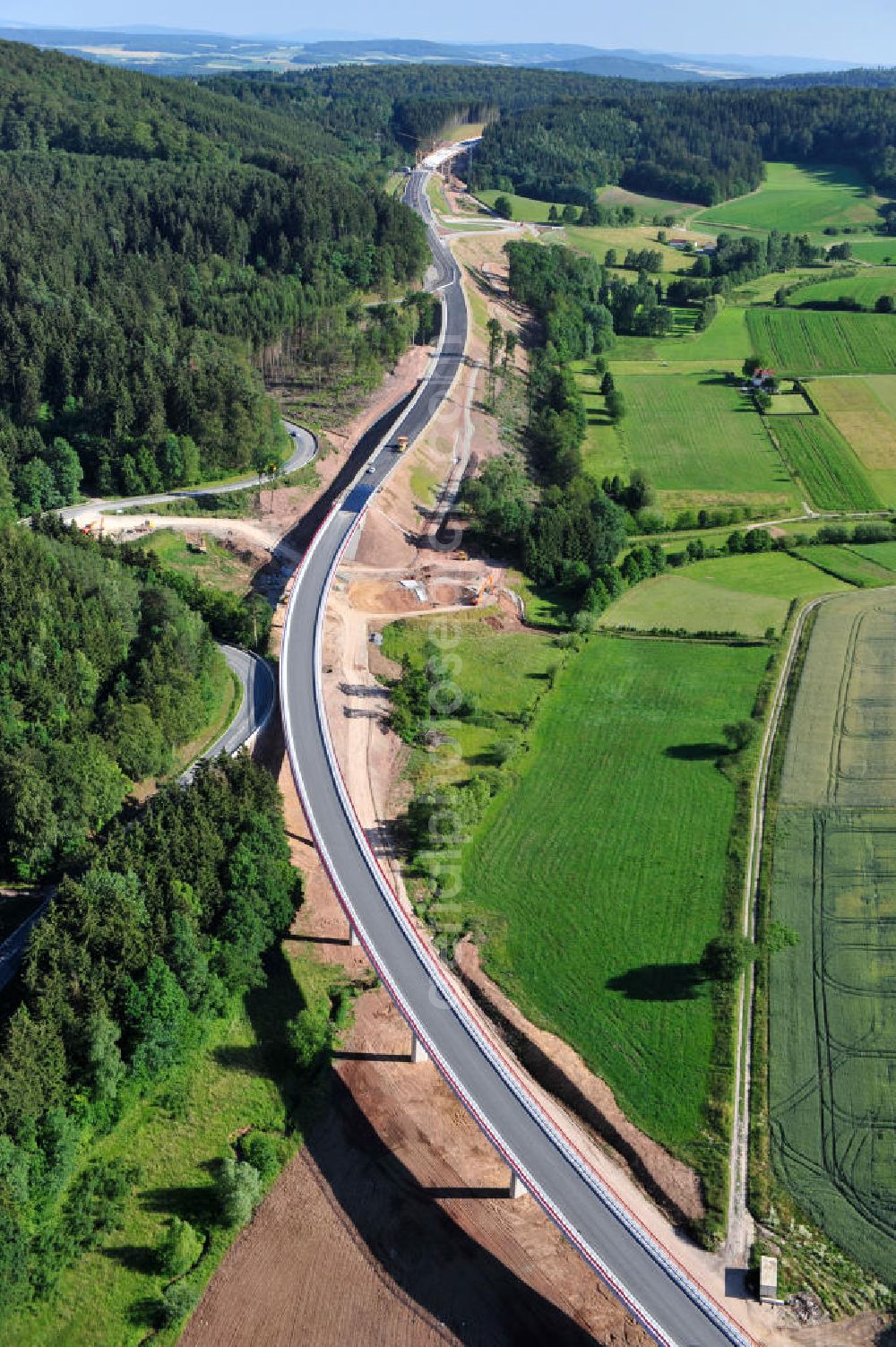 Uslar from above - Baustelle der neuen Umgehungsstraße / Bundesstraße B241 mit neuen Brückenbauwerken / Talbrücke Volpriehausen nahe Uslar in Niedersachsen. Ein Projekt der EUROVIA. Construction site of the new circuitous road B241 with new bidges / viaduct Volpriehausen in the near of Uslar in Lower Saxony.