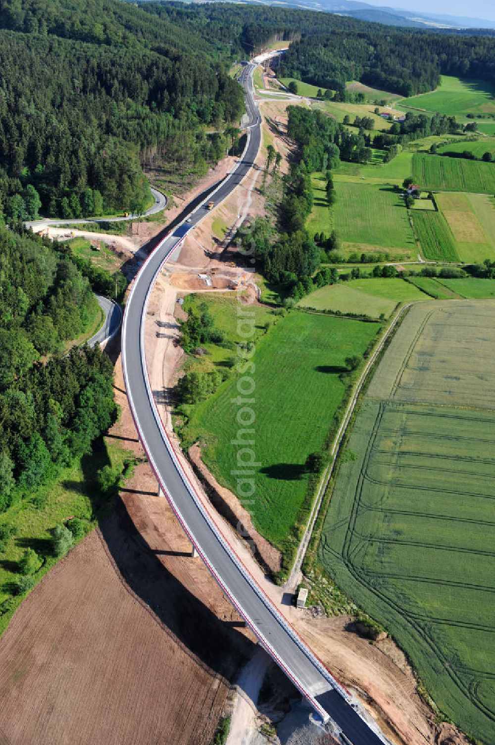 Uslar from the bird's eye view: Baustelle der neuen Umgehungsstraße / Bundesstraße B241 mit neuen Brückenbauwerken / Talbrücke Volpriehausen nahe Uslar in Niedersachsen. Ein Projekt der EUROVIA. Construction site of the new circuitous road B241 with new bidges / viaduct Volpriehausen in the near of Uslar in Lower Saxony.