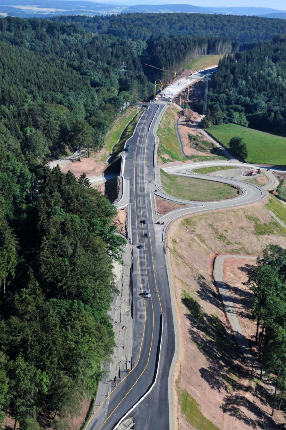 Aerial photograph Uslar - Baustelle der neuen Umgehungsstraße / Bundesstraße B241 mit neuen Brückenbauwerken / Talbrücke Volpriehausen nahe Uslar in Niedersachsen. Ein Projekt der EUROVIA. Construction site of the new circuitous road B241 with new bidges / viaduct Volpriehausen in the near of Uslar in Lower Saxony.