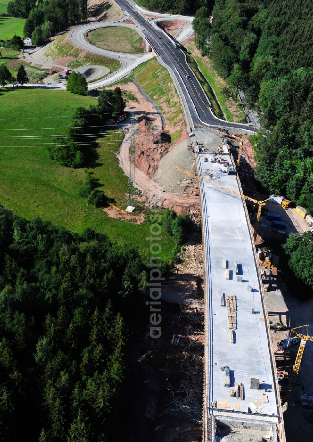 Uslar from the bird's eye view: Baustelle der neuen Umgehungsstraße / Bundesstraße B241 mit neuen Brückenbauwerken / Talbrücke Volpriehausen nahe Uslar in Niedersachsen. Ein Projekt der EUROVIA. Construction site of the new circuitous road B241 with new bidges / viaduct Volpriehausen in the near of Uslar in Lower Saxony.