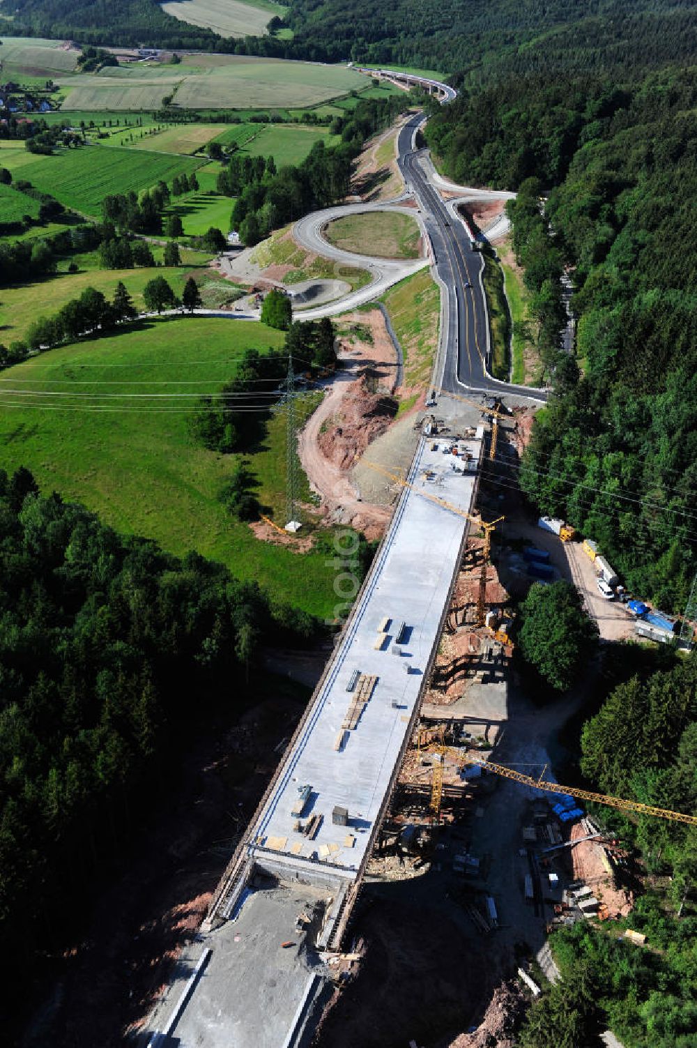 Aerial image Uslar - Baustelle der neuen Umgehungsstraße / Bundesstraße B241 mit neuen Brückenbauwerken / Talbrücke Volpriehausen nahe Uslar in Niedersachsen. Ein Projekt der EUROVIA. Construction site of the new circuitous road B241 with new bidges / viaduct Volpriehausen in the near of Uslar in Lower Saxony.