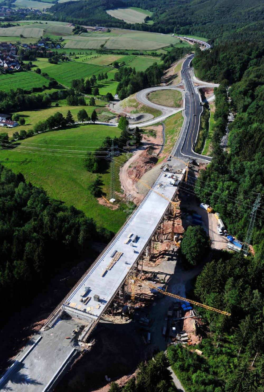 Aerial photograph Uslar - Baustelle der neuen Umgehungsstraße / Bundesstraße B241 mit neuen Brückenbauwerken / Talbrücke Volpriehausen nahe Uslar in Niedersachsen. Ein Projekt der EUROVIA. Construction site of the new circuitous road B241 with new bidges / viaduct Volpriehausen in the near of Uslar in Lower Saxony.