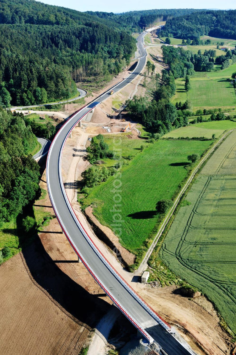 Uslar from above - Baustelle der neuen Umgehungsstraße / Bundesstraße B241 mit neuen Brückenbauwerken / Talbrücke Volpriehausen nahe Uslar in Niedersachsen. Ein Projekt der EUROVIA. Construction site of the new circuitous road B241 with new bidges / viaduct Volpriehausen in the near of Uslar in Lower Saxony.