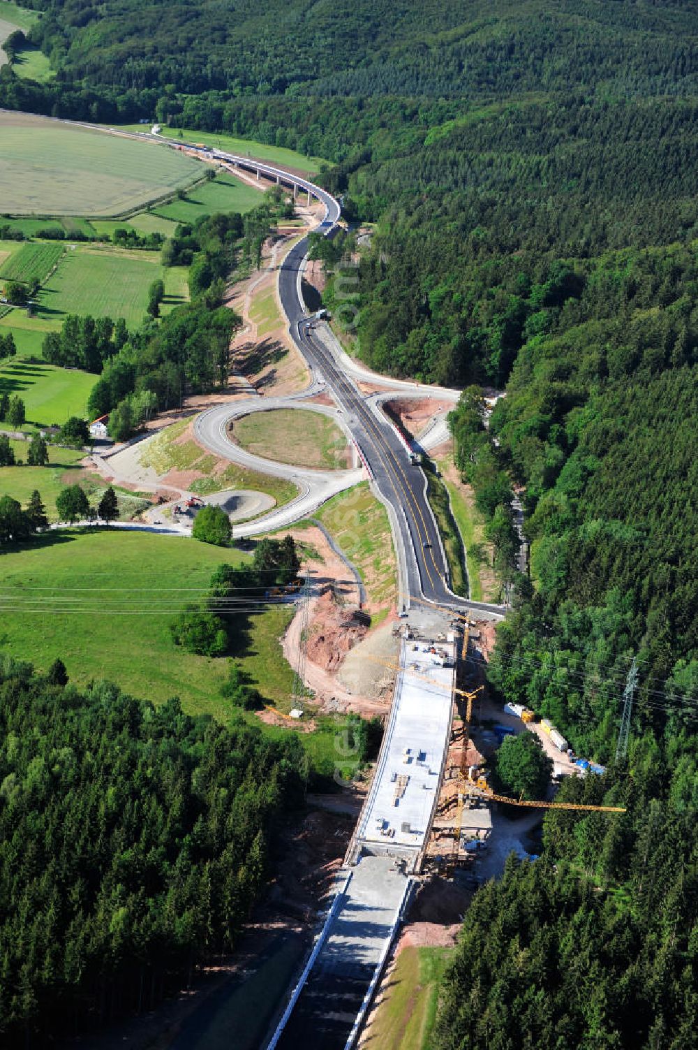 Aerial image Uslar - Baustelle der neuen Umgehungsstraße / Bundesstraße B241 mit neuen Brückenbauwerken / Talbrücke Volpriehausen nahe Uslar in Niedersachsen. Ein Projekt der EUROVIA. Construction site of the new circuitous road B241 with new bidges / viaduct Volpriehausen in the near of Uslar in Lower Saxony.