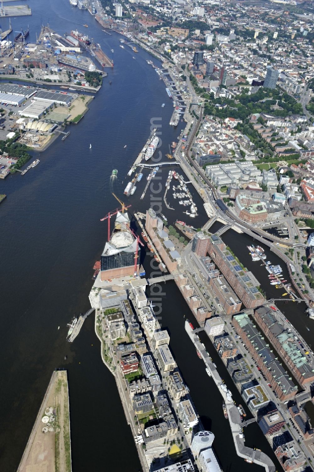 Hamburg from the bird's eye view: View the construction site of the Elbe Philharmonic Hall Hamburg. The Elbe Philharmonic Hall Hamburg ist built on the port city of Hamburg