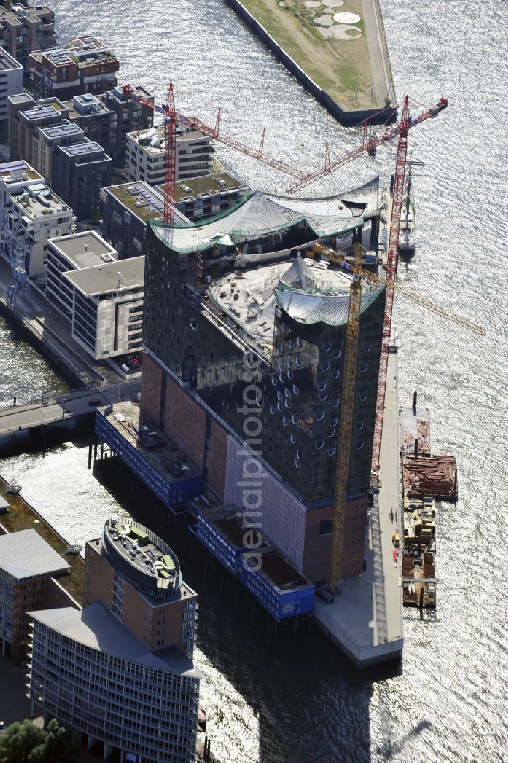 Hamburg from the bird's eye view: View the construction site of the Elbe Philharmonic Hall Hamburg. The Elbe Philharmonic Hall Hamburg ist built on the port city of Hamburg