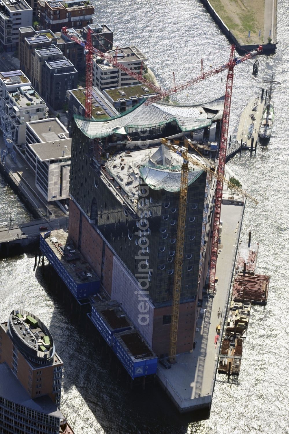 Aerial image Hamburg - View the construction site of the Elbe Philharmonic Hall Hamburg. The Elbe Philharmonic Hall Hamburg ist built on the port city of Hamburg