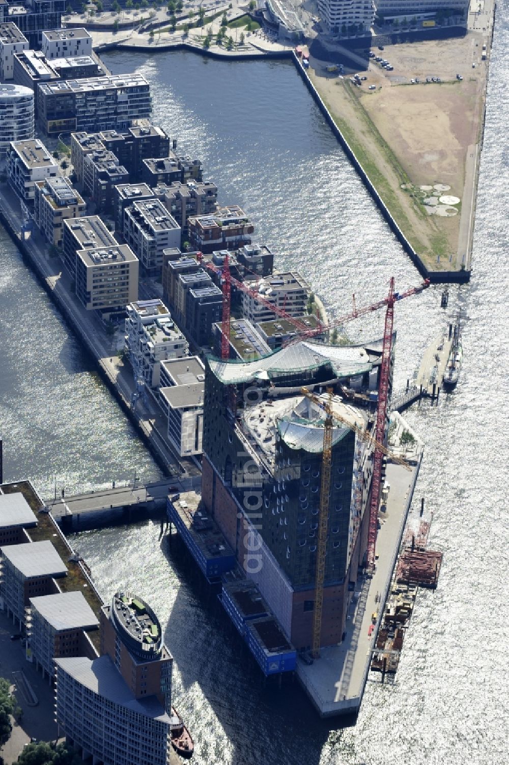 Aerial photograph Hamburg - View the construction site of the Elbe Philharmonic Hall Hamburg. The Elbe Philharmonic Hall Hamburg ist built on the port city of Hamburg