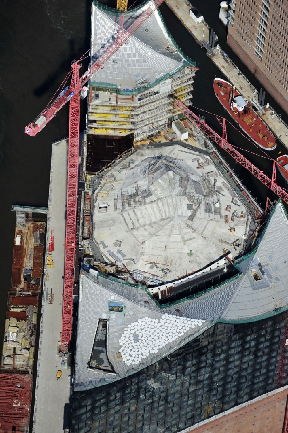 Aerial image Hamburg - View the construction site of the Elbe Philharmonic Hall Hamburg. The Elbe Philharmonic Hall Hamburg ist built on the port city of Hamburg