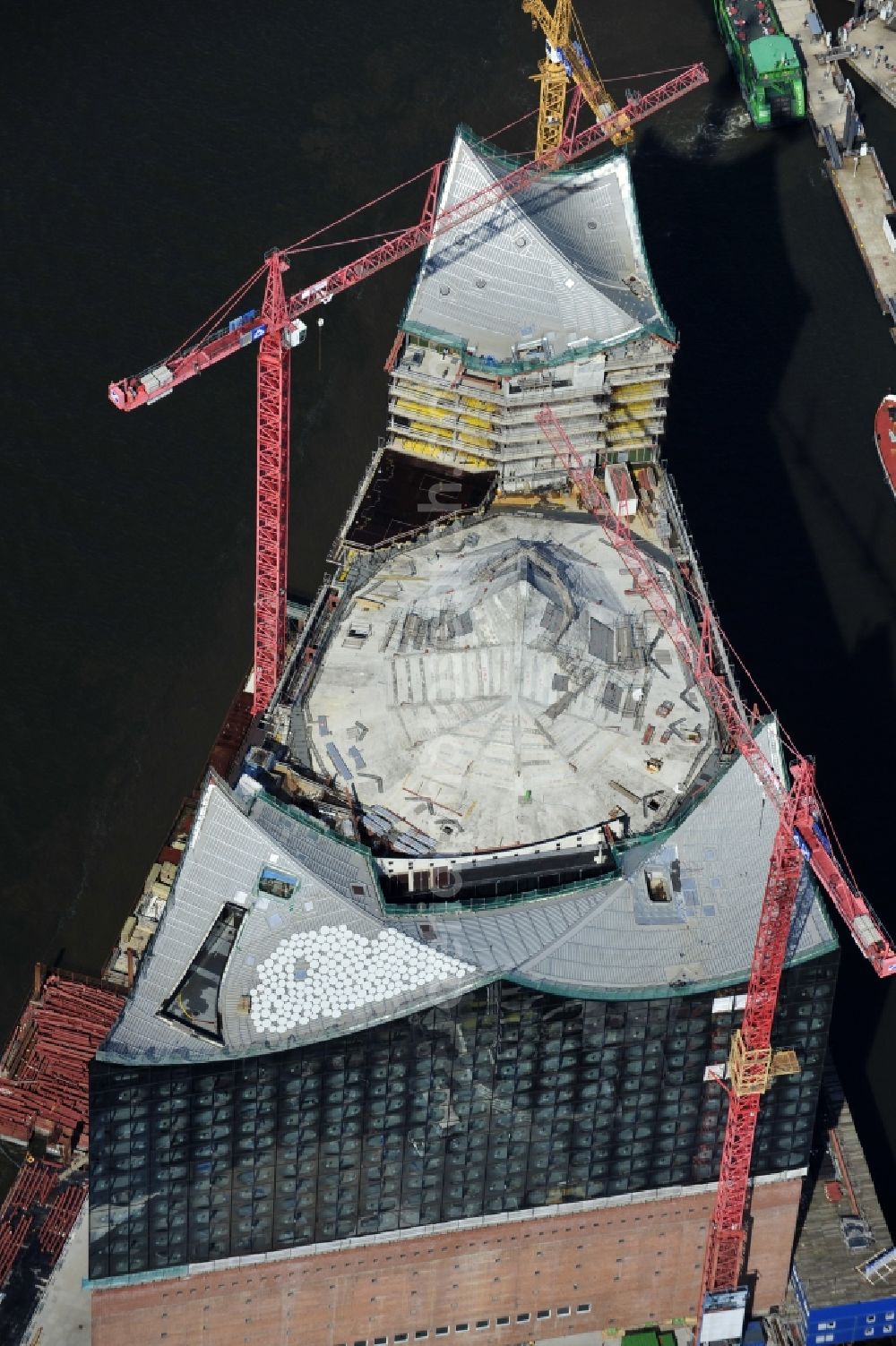 Aerial photograph Hamburg - View the construction site of the Elbe Philharmonic Hall Hamburg. The Elbe Philharmonic Hall Hamburg ist built on the port city of Hamburg