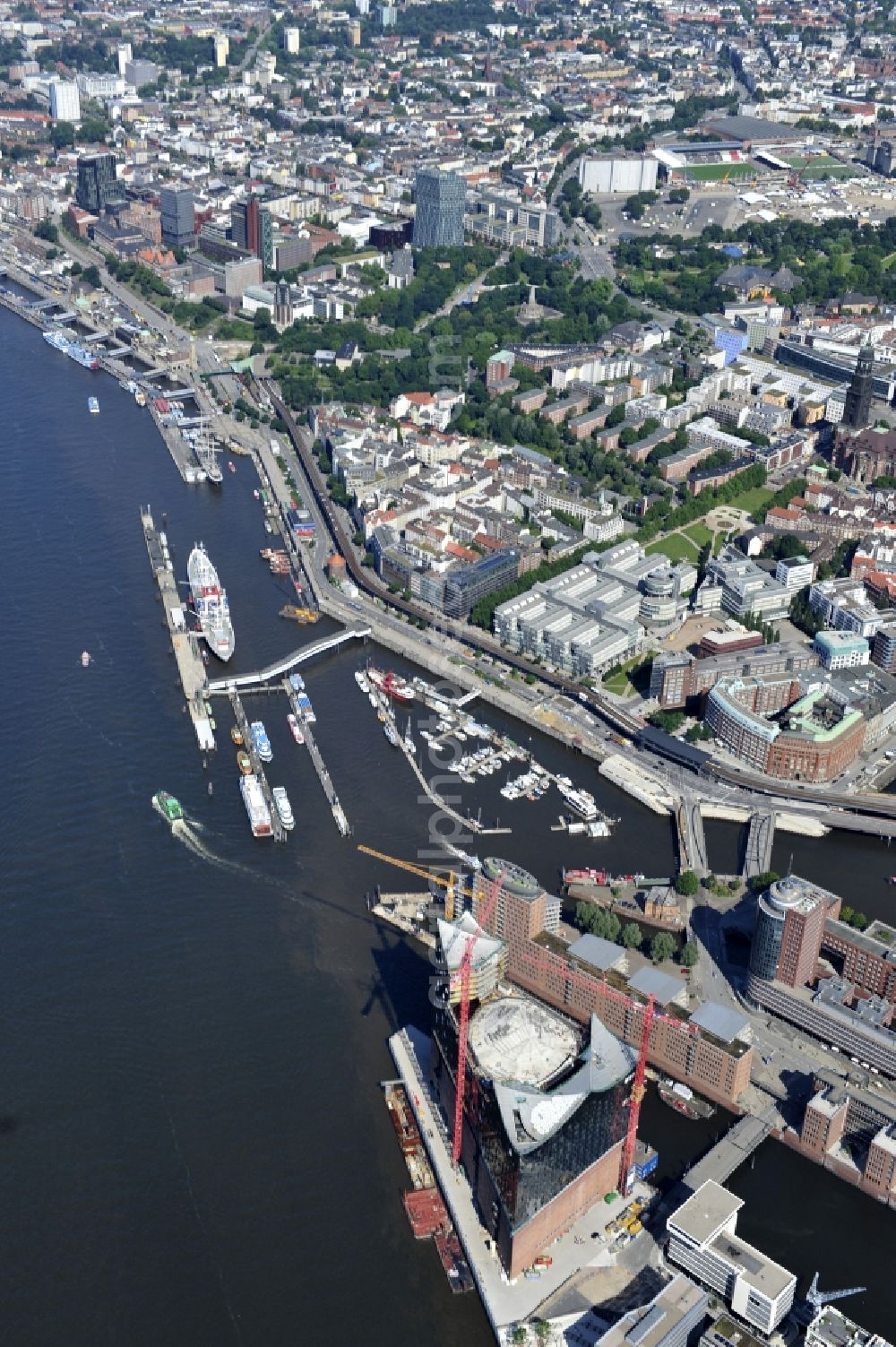 Aerial photograph Hamburg - View the construction site of the Elbe Philharmonic Hall Hamburg. The Elbe Philharmonic Hall Hamburg ist built on the port city of Hamburg