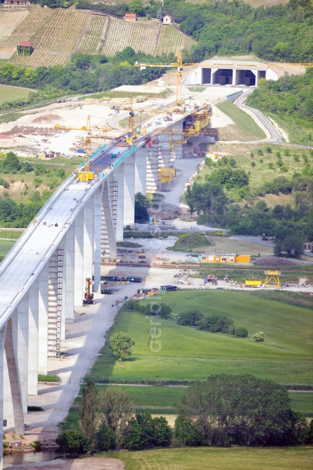 Aerial image Karsdorf - Feed construction site Unstruttal bridge in Karsdorf in Saxony Anhalt. The concrete viaduct is an integral prestressed concrete box girder bridge with continuous beams and arches of the ICE - Rail Line project VDE 8 Deutsche Bahn. Building contractors companies were the ARGE Alpine Bau Germany AG with Berger Bau GmbH after drafts of DB ProjektBau GmbH, Structural Engineering and Schlaich, Berger und Partner and cancer + KIEFER GmbH