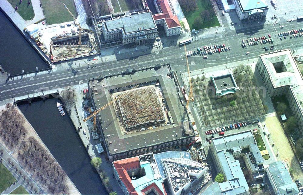 Aerial photograph Berlin - Baustelle Unter den Linden: Umbau des Zeughauses, dem Sitz des Deutschen Historischen Museums und (oben links) Wiedererrichtung der ehemaligen Kommandatur Unter den Linden 1 - dem künftigen Sitz der Repräsentanten der Bertelsmann Stiftung und der Bertelsmann AG. 09.04.2002