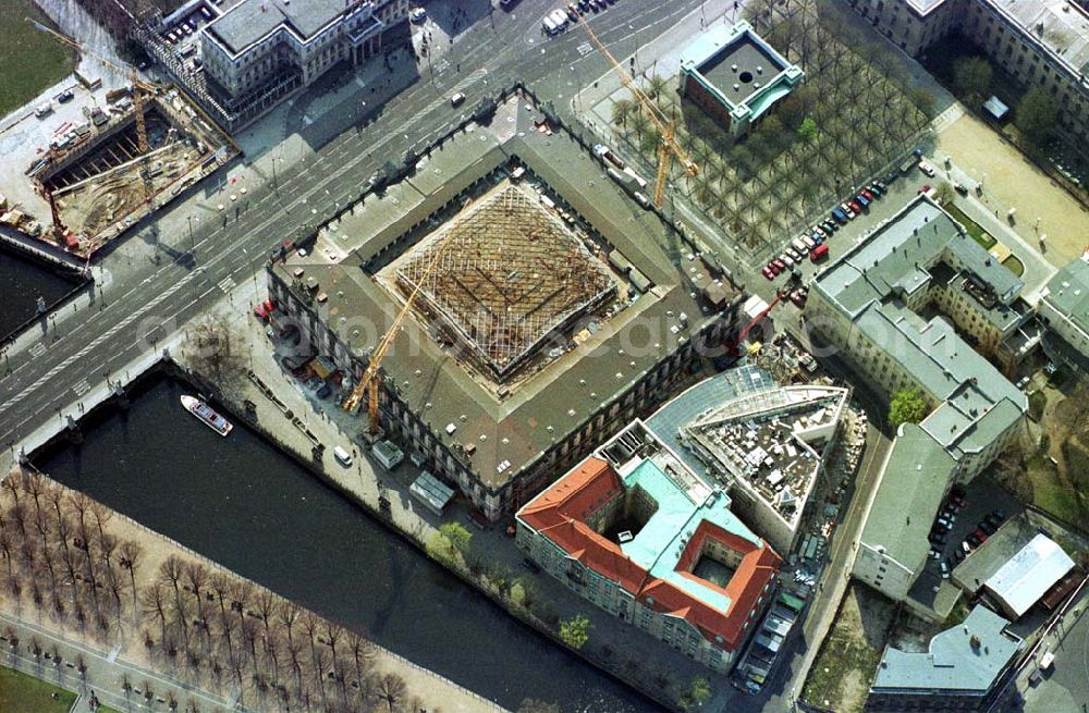 Berlin from above - Baustelle Unter den Linden: Umbau des Zeughauses, dem Sitz des Deutschen Historischen Museums und (oben links) Wiedererrichtung der ehemaligen Kommandatur Unter den Linden 1 - dem künftigen Sitz der Repräsentanten der Bertelsmann Stiftung und der Bertelsmann AG. 09.04.2002