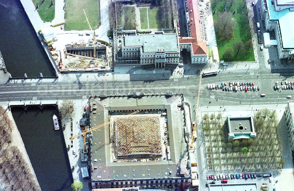 Berlin from the bird's eye view: Baustelle Unter den Linden: Umbau des Zeughauses, dem Sitz des Deutschen Historischen Museums und (oben links) Wiedererrichtung der ehemaligen Kommandatur Unter den Linden 1 - dem künftigen Sitz der Repräsentanten der Bertelsmann Stiftung und der Bertelsmann AG. 09.04.2002