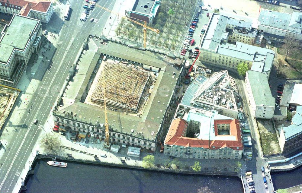 Aerial photograph Berlin - Baustelle Unter den Linden: Umbau des Zeughauses, dem Sitz des Deutschen Historischen Museums und (oben links) Wiedererrichtung der ehemaligen Kommandatur Unter den Linden 1 - dem künftigen Sitz der Repräsentanten der Bertelsmann Stiftung und der Bertelsmann AG. 09.04.2002