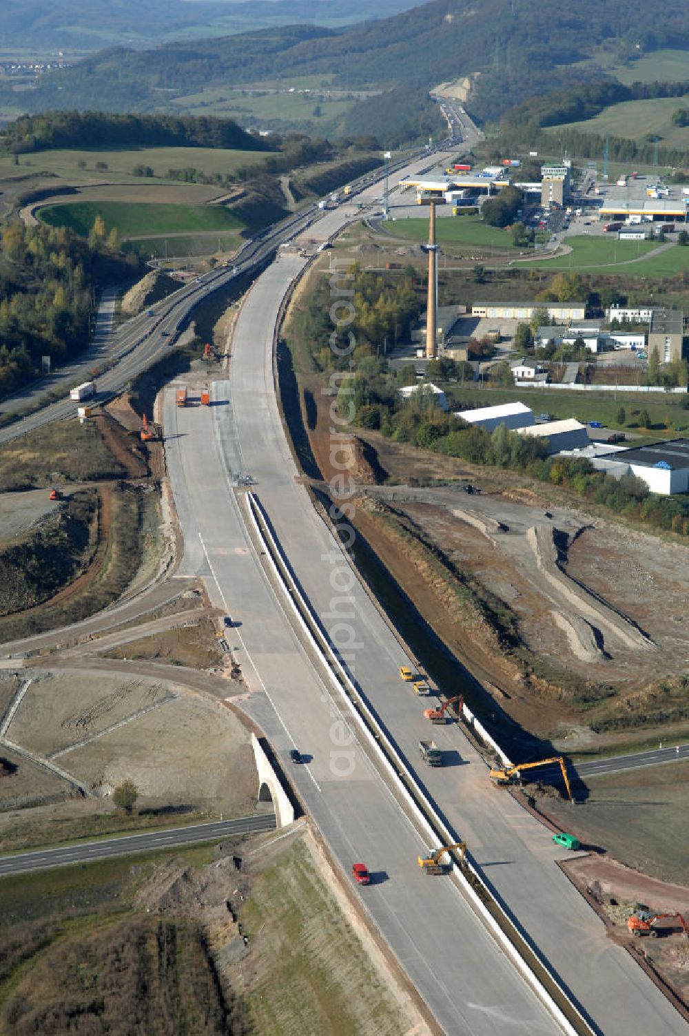 Aerial photograph Eisenach - Blick auf die Baustelle einer Unterführung der Ausfahrt / Anschlussstelle Eisenach-West der A4. Der Neubau ist Teil des Projekt Nordverlegung / Umfahrung Hörselberge der Autobahn E40 / A4 in Thüringen bei Eisenach. Durchgeführt werden die im Zuge dieses Projektes notwendigen Arbeiten unter an derem von den Mitarbeitern der Niederlassung Weimar der EUROVIA Verkehrsbau Union sowie der Niederlassungen Abbruch und Erdbau, Betonstraßenbau, Ingenieurbau und TECO Schallschutz der EUROVIA Beton sowie der DEGES.