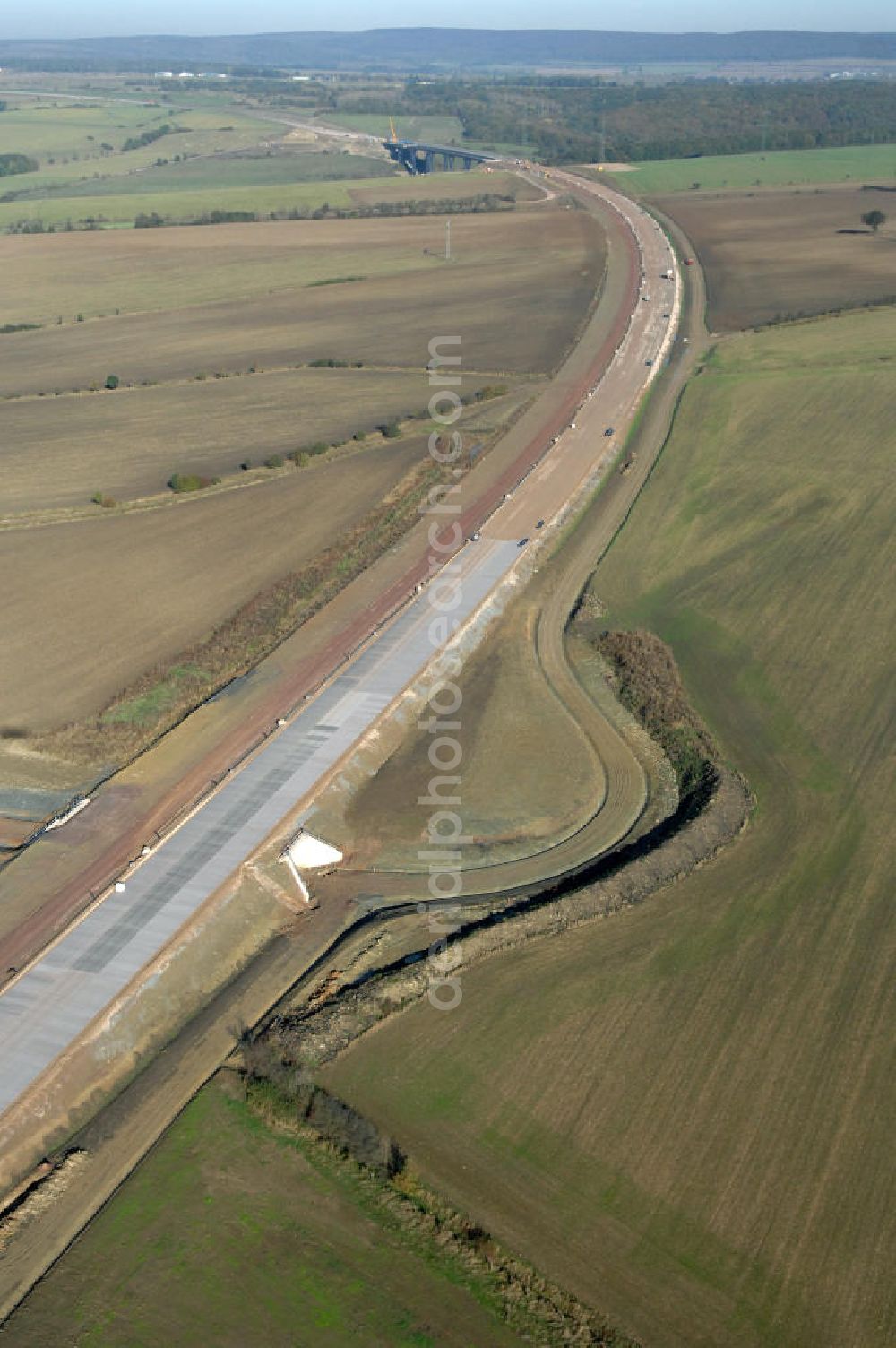 Hastrungsfeld from above - Blick auf die Baustelle der A4 mit einer Unterführung bei Hastrungsfeld. Der Neubau ist Teil des Projekt Nordverlegung / Umfahrung Hörselberge der Autobahn E40 / A4 in Thüringen bei Eisenach. Durchgeführt werden die im Zuge dieses Projektes notwendigen Arbeiten unter an derem von den Mitarbeitern der Niederlassung Weimar der EUROVIA Verkehrsbau Union sowie der Niederlassungen Abbruch und Erdbau, Betonstraßenbau, Ingenieurbau und TECO Schallschutz der EUROVIA Beton sowie der DEGES.