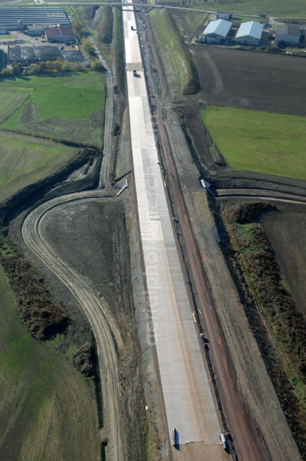 Hastrungsfeld from the bird's eye view: Blick auf die Baustelle der A4 mit einer Unterführung bei Hastrungsfeld. Der Neubau ist Teil des Projekt Nordverlegung / Umfahrung Hörselberge der Autobahn E40 / A4 in Thüringen bei Eisenach. Durchgeführt werden die im Zuge dieses Projektes notwendigen Arbeiten unter an derem von den Mitarbeitern der Niederlassung Weimar der EUROVIA Verkehrsbau Union sowie der Niederlassungen Abbruch und Erdbau, Betonstraßenbau, Ingenieurbau und TECO Schallschutz der EUROVIA Beton sowie der DEGES.