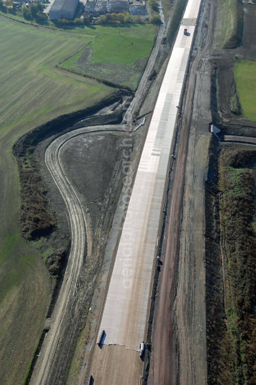 Aerial image Hastrungsfeld - Blick auf die Baustelle der A4 mit einer Unterführung bei Hastrungsfeld. Der Neubau ist Teil des Projekt Nordverlegung / Umfahrung Hörselberge der Autobahn E40 / A4 in Thüringen bei Eisenach. Durchgeführt werden die im Zuge dieses Projektes notwendigen Arbeiten unter an derem von den Mitarbeitern der Niederlassung Weimar der EUROVIA Verkehrsbau Union sowie der Niederlassungen Abbruch und Erdbau, Betonstraßenbau, Ingenieurbau und TECO Schallschutz der EUROVIA Beton sowie der DEGES.