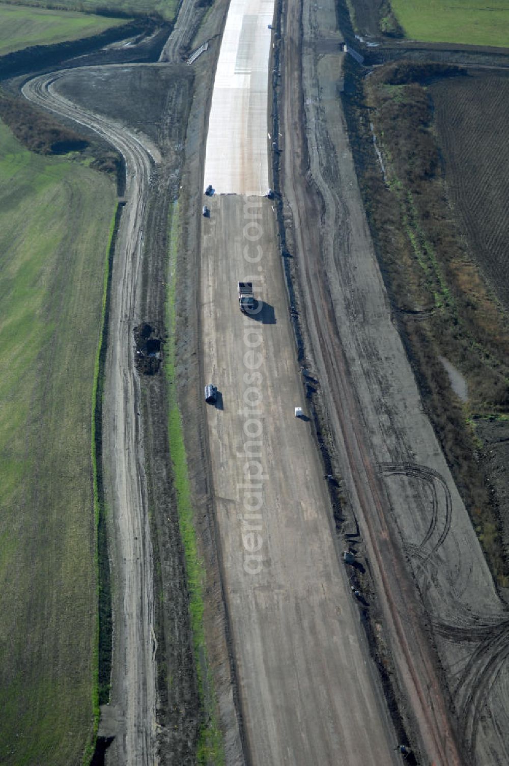 Aerial image Hastrungsfeld - Blick auf den Autobahnverlauf der Baustelle A4 vor einer Unterführung bei Hastrungsfeld. Der Neubau ist Teil des Projekt Nordverlegung / Umfahrung Hörselberge der Autobahn E40 / A4 in Thüringen bei Eisenach. Durchgeführt werden die im Zuge dieses Projektes notwendigen Arbeiten unter an derem von den Mitarbeitern der Niederlassung Weimar der EUROVIA Verkehrsbau Union sowie der Niederlassungen Abbruch und Erdbau, Betonstraßenbau, Ingenieurbau und TECO Schallschutz der EUROVIA Beton sowie der DEGES.