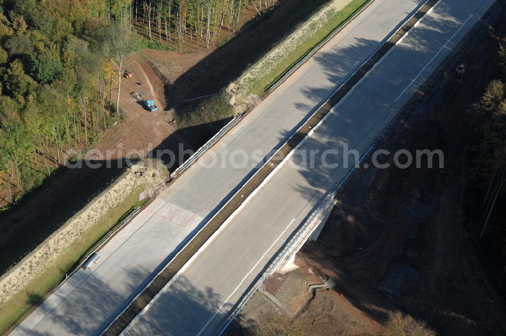 Madelungen from the bird's eye view: Blick auf die Baustelle einer Unterführung der A4 südlich von Madelungen im Madelunger Forst. Der Neubau ist Teil des Projekt Nordverlegung / Umfahrung Hörselberge der Autobahn E40 / A4 in Thüringen bei Eisenach. Durchgeführt werden die im Zuge dieses Projektes notwendigen Arbeiten unter an derem von den Mitarbeitern der Niederlassung Weimar der EUROVIA Verkehrsbau Union sowie der Niederlassungen Abbruch und Erdbau, Betonstraßenbau, Ingenieurbau und TECO Schallschutz der EUROVIA Beton sowie der DEGES.