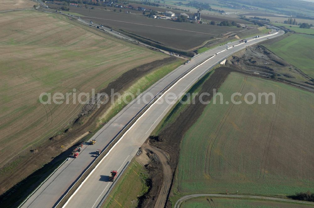 Aerial photograph Neukirchen - Neukirchen 20.10.2009 Blick auf die Baustelle des Autobahnverlaufs der A4 und einer Unterführung für die Strassenverbindung zwischen Stregda und Neukirchender. Der Neubau ist Teil des Projekt Nordverlegung / Umfahrung Hörselberge der Autobahn E40 / A4 in Thüringen bei Eisenach. Durchgeführt werden die im Zuge dieses Projektes notwendigen Arbeiten unter an derem von den Mitarbeitern der Niederlassung Weimar der EUROVIA Verkehrsbau Union sowie der Niederlassungen Abbruch und Erdbau, Betonstraßenbau, Ingenieurbau und TECO Schallschutz der EUROVIA Beton sowie der DEGES.