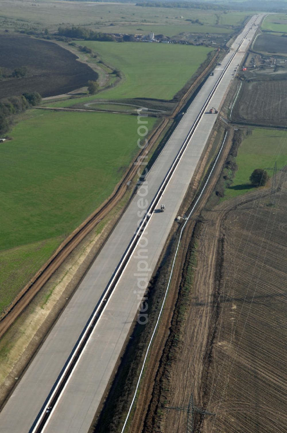 Aerial photograph Wenigenlupnitz - Blick auf die Baustelle des Autobahnverlauf in Richtung Osten zu einer Unterführung mit Regenrückhaltebecken und der südlichen (v) und nördlichen (h) PWC-Anlage / Parkplatz mit WC / Rastplatz der A4 bei Wenigenlupnitz. Der Neubau ist Teil des Projekt Nordverlegung / Umfahrung Hörselberge der Autobahn E40 / A4 in Thüringen bei Eisenach. Durchgeführt werden die im Zuge dieses Projektes notwendigen Arbeiten unter an derem von den Mitarbeitern der Niederlassung Weimar der EUROVIA Verkehrsbau Union sowie der Niederlassungen Abbruch und Erdbau, Betonstraßenbau, Ingenieurbau und TECO Schallschutz der EUROVIA Beton sowie der DEGES.