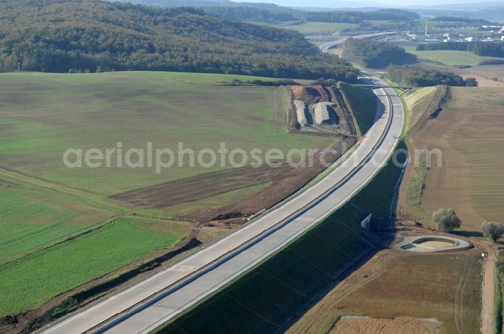 Madelungen from above - Blick auf die Baustelle einer Unterführung der A4 mit Regenrückhaltebecken bei Madelungen. Der Neubau ist Teil des Projekt Nordverlegung / Umfahrung Hörselberge der Autobahn E40 / A4 in Thüringen bei Eisenach. Der Neubau ist Teil des Projekt Nordverlegung / Umfahrung Hörselberge der Autobahn E40 / A4 in Thüringen bei Eisenach. Durchgeführt werden die im Zuge dieses Projektes notwendigen Arbeiten unter an derem von den Mitarbeitern der Niederlassung Weimar der EUROVIA Verkehrsbau Union sowie der Niederlassungen Abbruch und Erdbau, Betonstraßenbau, Ingenieurbau und TECO Schallschutz der EUROVIA Beton sowie der DEGES.