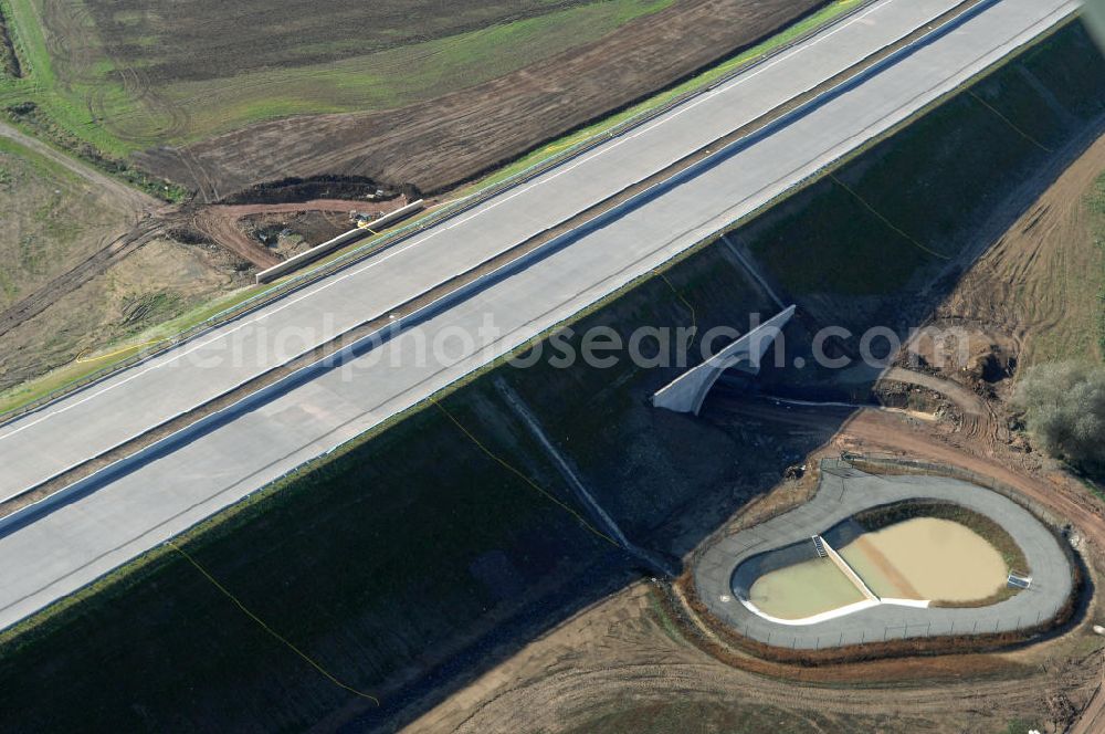 Aerial image Madelungen - Blick auf die Baustelle einer Unterführung der A4 mit Regenrückhaltebecken bei Madelungen. Der Neubau ist Teil des Projekt Nordverlegung / Umfahrung Hörselberge der Autobahn E40 / A4 in Thüringen bei Eisenach. Der Neubau ist Teil des Projekt Nordverlegung / Umfahrung Hörselberge der Autobahn E40 / A4 in Thüringen bei Eisenach. Durchgeführt werden die im Zuge dieses Projektes notwendigen Arbeiten unter an derem von den Mitarbeitern der Niederlassung Weimar der EUROVIA Verkehrsbau Union sowie der Niederlassungen Abbruch und Erdbau, Betonstraßenbau, Ingenieurbau und TECO Schallschutz der EUROVIA Beton sowie der DEGES.