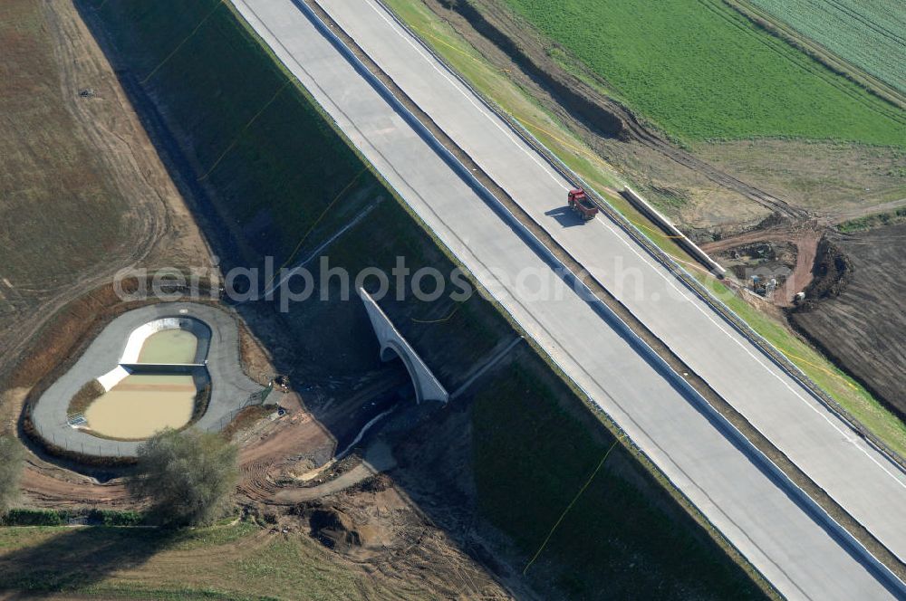 Madelungen from above - Blick auf die Baustelle einer Unterführung der A4 mit Regenrückhaltebecken bei Madelungen. Der Neubau ist Teil des Projekt Nordverlegung / Umfahrung Hörselberge der Autobahn E40 / A4 in Thüringen bei Eisenach. Der Neubau ist Teil des Projekt Nordverlegung / Umfahrung Hörselberge der Autobahn E40 / A4 in Thüringen bei Eisenach. Durchgeführt werden die im Zuge dieses Projektes notwendigen Arbeiten unter an derem von den Mitarbeitern der Niederlassung Weimar der EUROVIA Verkehrsbau Union sowie der Niederlassungen Abbruch und Erdbau, Betonstraßenbau, Ingenieurbau und TECO Schallschutz der EUROVIA Beton sowie der DEGES.