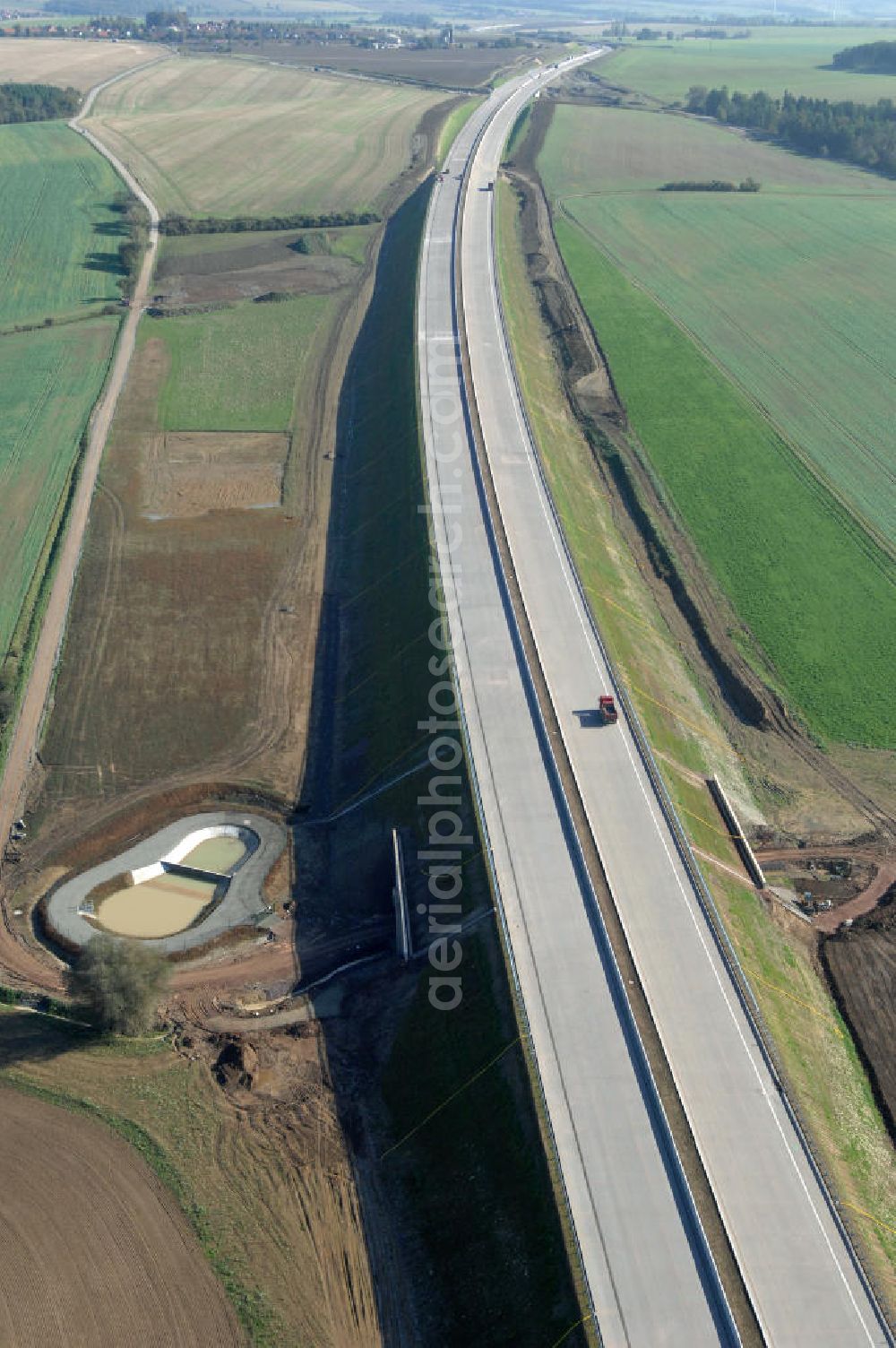 Madelungen from the bird's eye view: Blick auf die Baustelle einer Unterführung der A4 mit Regenrückhaltebecken bei Madelungen. Der Neubau ist Teil des Projekt Nordverlegung / Umfahrung Hörselberge der Autobahn E40 / A4 in Thüringen bei Eisenach. Der Neubau ist Teil des Projekt Nordverlegung / Umfahrung Hörselberge der Autobahn E40 / A4 in Thüringen bei Eisenach. Durchgeführt werden die im Zuge dieses Projektes notwendigen Arbeiten unter an derem von den Mitarbeitern der Niederlassung Weimar der EUROVIA Verkehrsbau Union sowie der Niederlassungen Abbruch und Erdbau, Betonstraßenbau, Ingenieurbau und TECO Schallschutz der EUROVIA Beton sowie der DEGES.