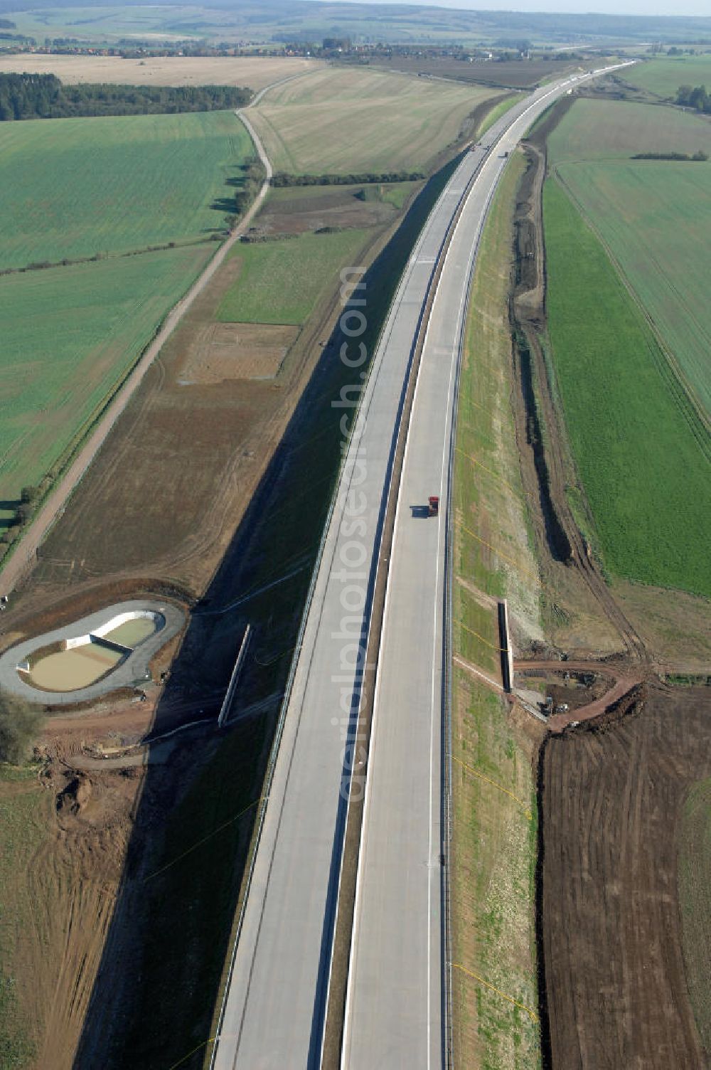 Aerial image Madelungen - Blick auf die Baustelle einer Unterführung der A4 mit Regenrückhaltebecken bei Madelungen. Der Neubau ist Teil des Projekt Nordverlegung / Umfahrung Hörselberge der Autobahn E40 / A4 in Thüringen bei Eisenach. Der Neubau ist Teil des Projekt Nordverlegung / Umfahrung Hörselberge der Autobahn E40 / A4 in Thüringen bei Eisenach. Durchgeführt werden die im Zuge dieses Projektes notwendigen Arbeiten unter an derem von den Mitarbeitern der Niederlassung Weimar der EUROVIA Verkehrsbau Union sowie der Niederlassungen Abbruch und Erdbau, Betonstraßenbau, Ingenieurbau und TECO Schallschutz der EUROVIA Beton sowie der DEGES.