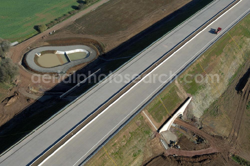 Madelungen from above - Blick auf die Baustelle einer Unterführung der A4 mit Regenrückhaltebecken bei Madelungen. Der Neubau ist Teil des Projekt Nordverlegung / Umfahrung Hörselberge der Autobahn E40 / A4 in Thüringen bei Eisenach. Der Neubau ist Teil des Projekt Nordverlegung / Umfahrung Hörselberge der Autobahn E40 / A4 in Thüringen bei Eisenach. Durchgeführt werden die im Zuge dieses Projektes notwendigen Arbeiten unter an derem von den Mitarbeitern der Niederlassung Weimar der EUROVIA Verkehrsbau Union sowie der Niederlassungen Abbruch und Erdbau, Betonstraßenbau, Ingenieurbau und TECO Schallschutz der EUROVIA Beton sowie der DEGES.