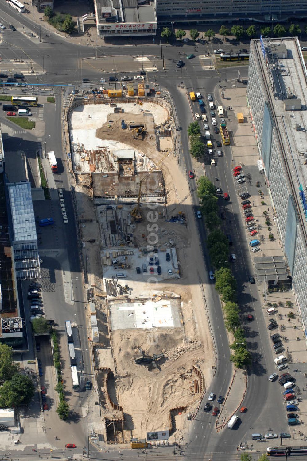 Aerial image Berlin - Blick auf die Baustelle zur Errichtung eines unterirdischen Parkhauses am Park Inn Hotel am Alexanderplatz durch die Firma WÖHR + BAUER GmbH. Die „Planstraße 1” ist die nordwestliche Verlängerung der Karl-Marx-Allee zwischen den Kreuzungen Otto-Braun-Straße/ Karl-Marx-Allee und Karl-Liebknecht-Straße / Memhardstraße („Memhardknoten”) und als solche in dem im April 2000 festgesetzten Bebauungsplan I-B4a ausgewiesen. Speziell hier entsteht eine neue mit Wolfgang Gerberen Mitteln finanzierte Tiefgarage mit 600 Stellplätzen / Parkplätzen. BERGER BAU und MAX AICHER