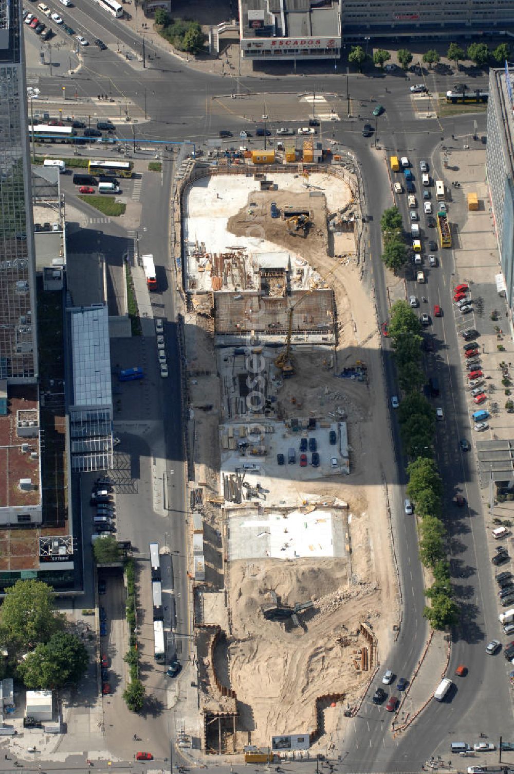 Aerial photograph Berlin - Blick auf die Baustelle zur Errichtung eines unterirdischen Parkhauses am Park Inn Hotel am Alexanderplatz durch die Firma WÖHR + BAUER GmbH. Die „Planstraße 1” ist die nordwestliche Verlängerung der Karl-Marx-Allee zwischen den Kreuzungen Otto-Braun-Straße/ Karl-Marx-Allee und Karl-Liebknecht-Straße / Memhardstraße („Memhardknoten”) und als solche in dem im April 2000 festgesetzten Bebauungsplan I-B4a ausgewiesen. Speziell hier entsteht eine neue mit Wolfgang Gerberen Mitteln finanzierte Tiefgarage mit 600 Stellplätzen / Parkplätzen. BERGER BAU und MAX AICHER