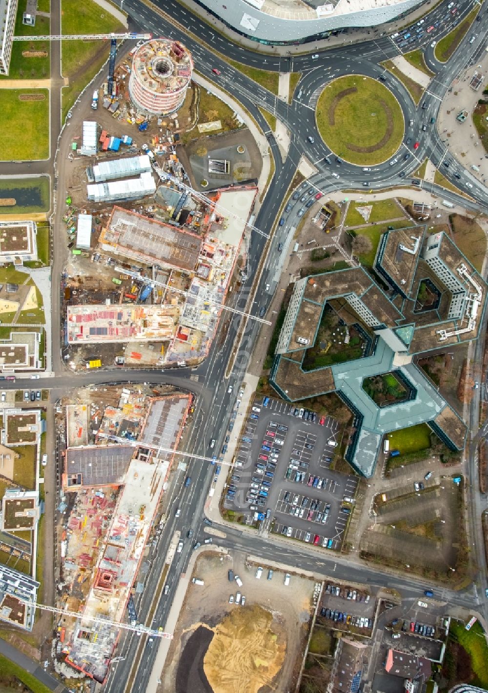 Aerial photograph Essen - Construction site for the office building of Funke Media Group on Berliner Platz in Essen in the state of North Rhine-Westphalia. Executing construction company is Hochtief Aktiengesellschaft