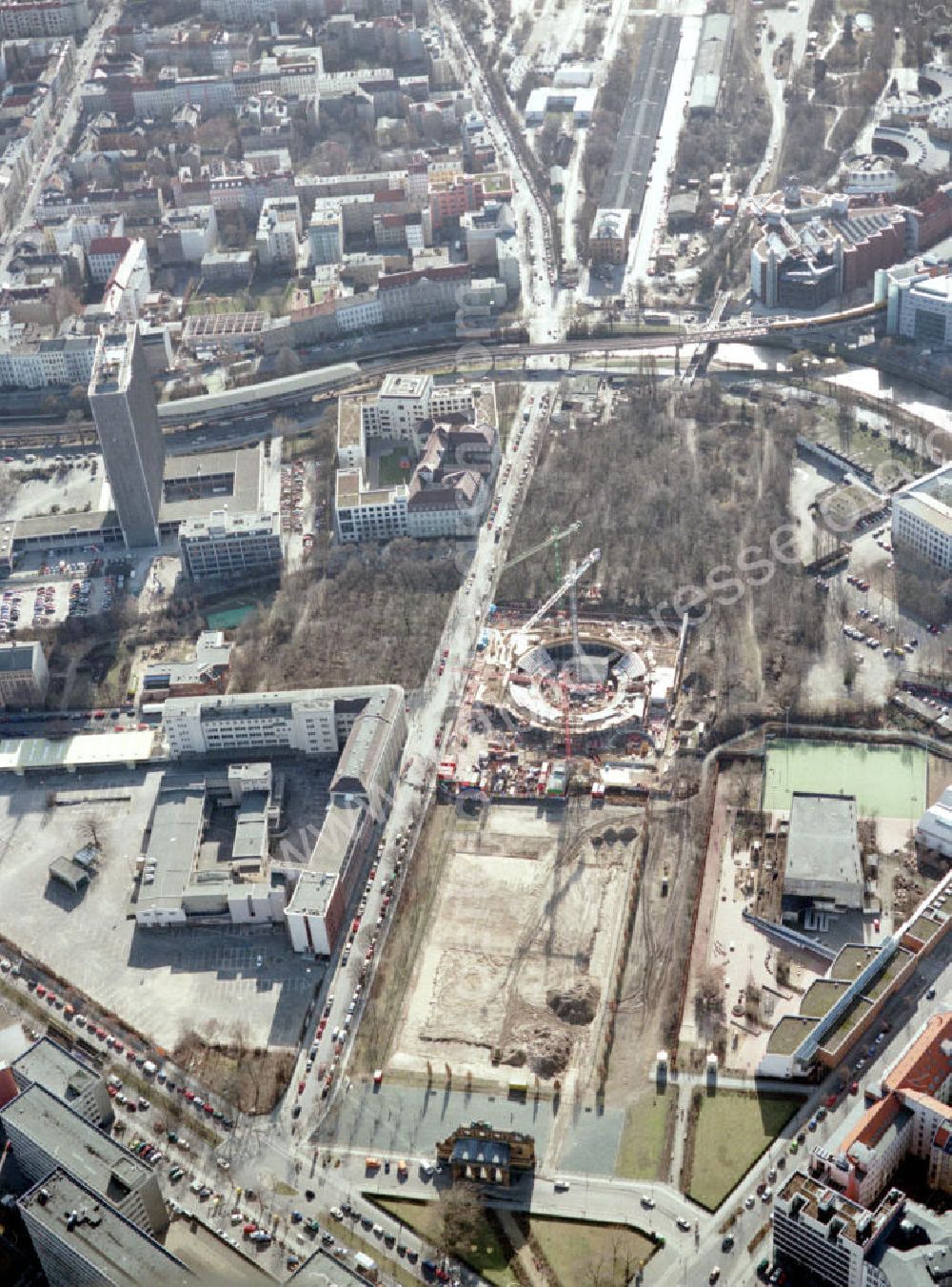 Aerial photograph Berlin - Kreuzberg - Baustelle am Velodrom am Anhalter Bahnhof in Berlin - Kreuzberg.