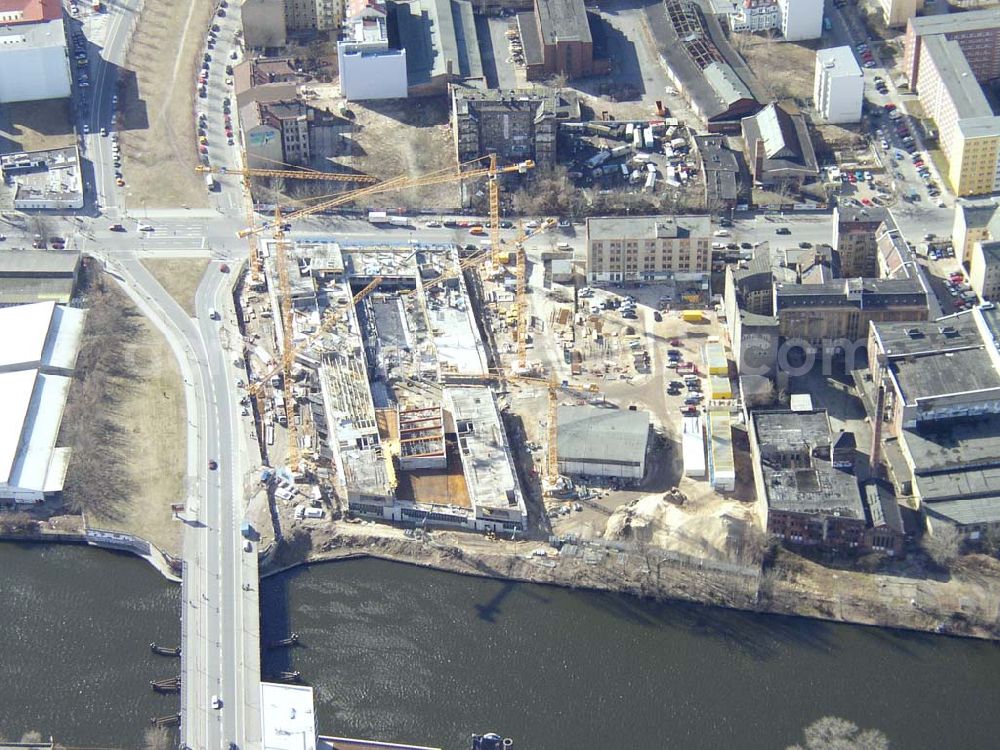 Berlin - FRIEDRICHSHAIN from above - Baustelle der ver.di-Zentrale an der Schilling-Brücke in Berlin-Friedrichshain. 13.03.03