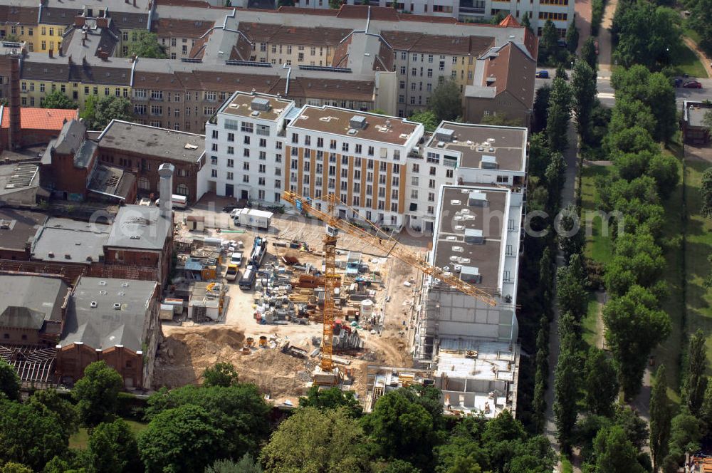 Aerial photograph Berlin - Blick auf das Wohngebiet Viktoria Quartier am Viktoria Park in Berlin- Kreuzberg. Der Wohn- und Geschäftshausbau an der Methfesselstraße (ehem. Schultheiß-Brauerei) am Kreuzberg in Berlin-Kreuzberg erfolgte u.a. durch die Baywobau Berlin. View of the Victorian residential district on Victoria Park in Berlin-Kreuzberg.