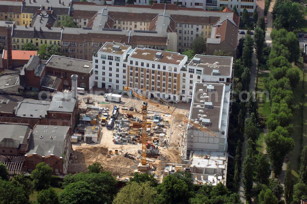 Berlin from above - Blick auf das Wohngebiet Viktoria Quartier am Viktoria Park in Berlin- Kreuzberg. Der Wohn- und Geschäftshausbau an der Methfesselstraße (ehem. Schultheiß-Brauerei) am Kreuzberg in Berlin-Kreuzberg erfolgte u.a. durch die Baywobau Berlin. View of the Victorian residential district on Victoria Park in Berlin-Kreuzberg.