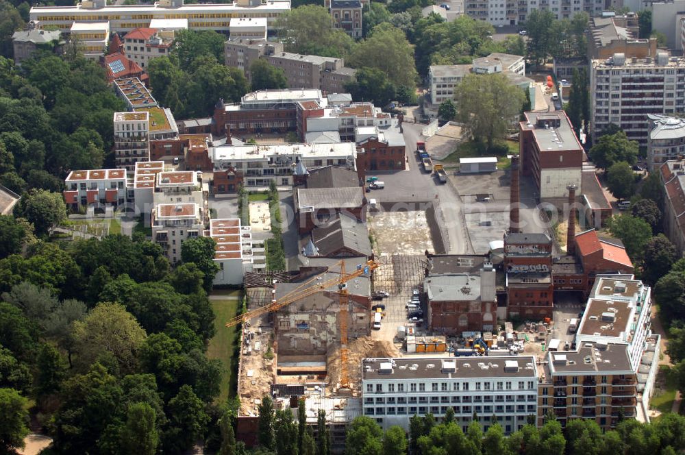 Aerial photograph Berlin - Blick auf das Wohngebiet Viktoria Quartier am Viktoria Park in Berlin- Kreuzberg. Der Wohn- und Geschäftshausbau an der Methfesselstraße (ehem. Schultheiß-Brauerei) am Kreuzberg in Berlin-Kreuzberg erfolgte u.a. durch die Baywobau Berlin. View of the Victorian residential district on Victoria Park in Berlin-Kreuzberg.