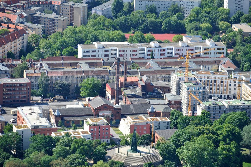 Berlin Kreuzberg from above - Blick auf das Wohngebiet Viktoria Quartier am Viktoria Park in Berlin- Kreuzberg. Der Wohn- und Geschäftshausbau an der Methfesselstraße (ehem. Schultheiß-Brauerei) am Kreuzberg in Berlin-Kreuzberg erfolgte u.a. durch die Baywobau Berlin. View of the Victorian residential district on Victoria Park in Berlin-Kreuzberg.