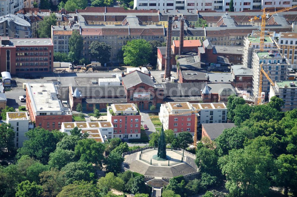 Berlin Kreuzberg from the bird's eye view: Blick auf das Wohngebiet Viktoria Quartier am Viktoria Park in Berlin- Kreuzberg. Der Wohn- und Geschäftshausbau an der Methfesselstraße (ehem. Schultheiß-Brauerei) am Kreuzberg in Berlin-Kreuzberg erfolgte u.a. durch die Baywobau Berlin. View of the Victorian residential district on Victoria Park in Berlin-Kreuzberg.