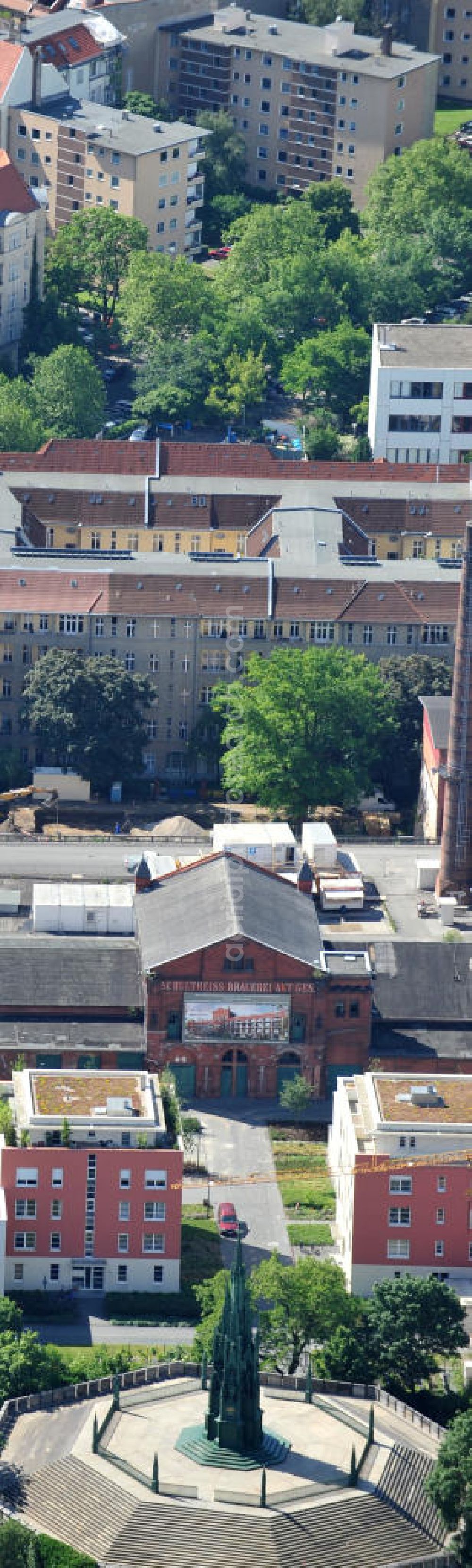 Aerial image Berlin Kreuzberg - Blick auf das Wohngebiet Viktoria Quartier am Viktoria Park in Berlin- Kreuzberg. Der Wohn- und Geschäftshausbau an der Methfesselstraße (ehem. Schultheiß-Brauerei) am Kreuzberg in Berlin-Kreuzberg erfolgte u.a. durch die Baywobau Berlin. View of the Victorian residential district on Victoria Park in Berlin-Kreuzberg.